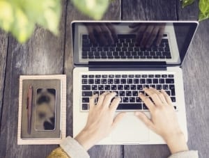 How To Employer Branding mit Laptop